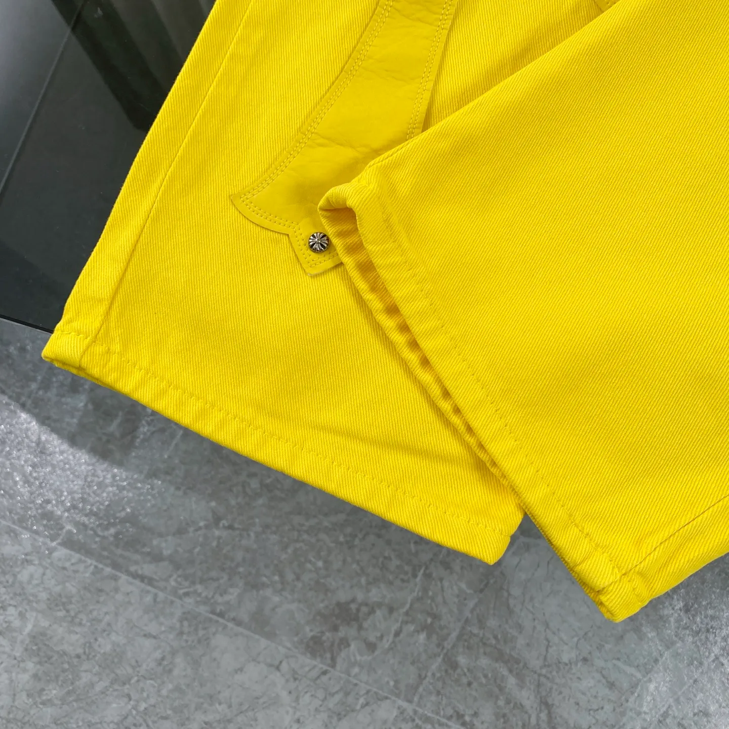 P270 CH Chromehearts 2025 new Paris-limited yellow large cross jeans, top ceiling quality, styles with different wash textures, very friendly to people with thin legs and thick legs, the straight and loose version is very flattering to the leg shape, the moderate length that never goes out of style, easy and casual to match, the basic style of various styles, a must-have in the wardrobe! The fabric is stiff but also makes the upper body soft without losing texture. The washing process is even more perfect. It is a must-have item for everyone! ! ! Washed wheat, hang tag, pants label, three complete labels, color: yellow, size: 28, 30, 32, 34